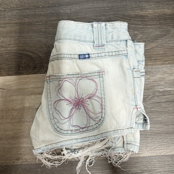 lulu jean shorts size 0 used like new, 4 pockets 2 in front 2 in back. - Picture 7 of 9